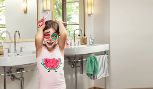 Glad pige efter tandbørstning