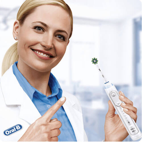 Tandplejer med Oral-b tandbørste