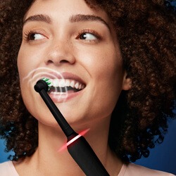 Kvinde bruger Oral-B Pro 3