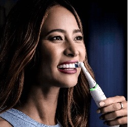 Kvinde med Oral-B iO 10