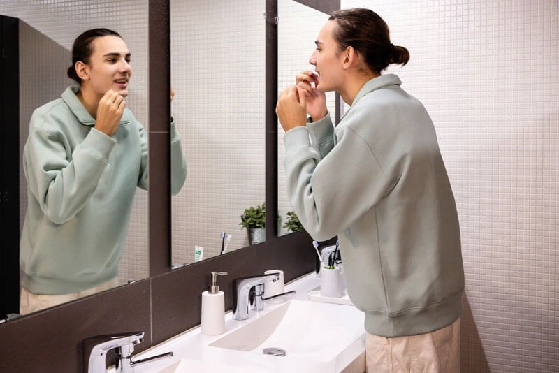 Voken bruger tandtråd